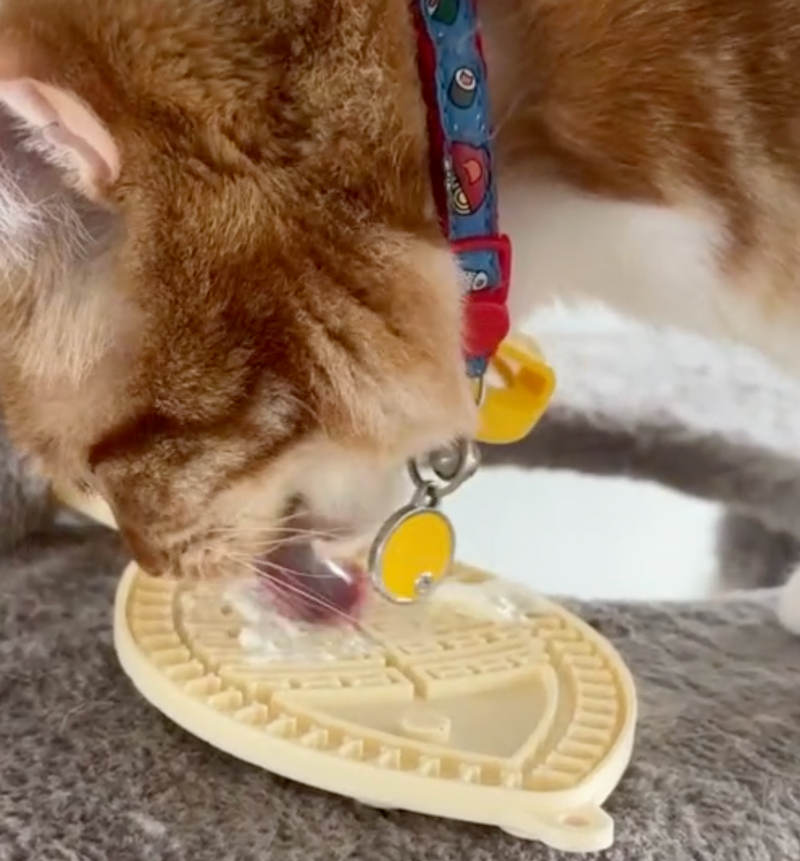 Load image into Gallery viewer, Monty's Silicone Lick Mat For Cats